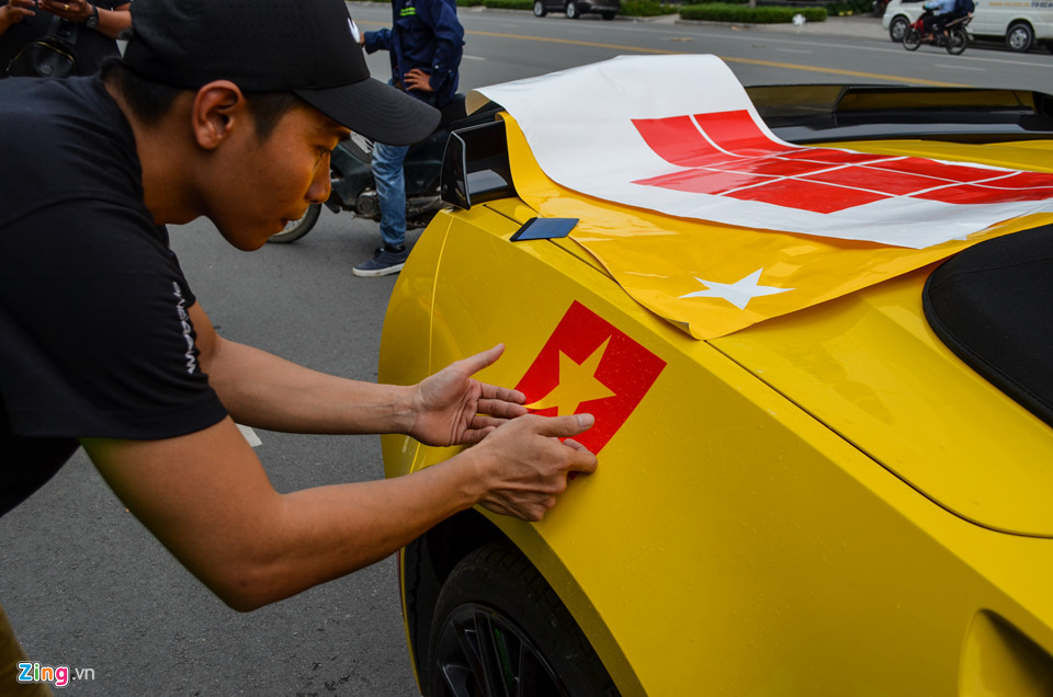 Cường Đô La cùng đoàn siêu xe diễu hành trên phố Sài Gòn